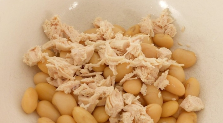 1. Этап. Салат с отварной фасолью: 1. Курицу и фасоль, если она у вас сырая, отварите до готовности и остудите. Курицу измельчим, фасоль оставим целой. Все смешиваем в салатнице.