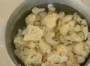 1. Этап. Суп-пюре постный: Заливаем овощи водой, ставим их вариться на средний огонь.