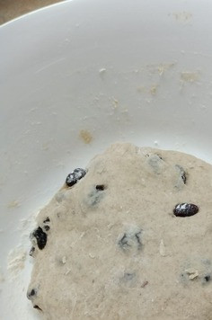 1. Этап. Батон и булочки с изюмом: Еще раз все хорошо перемешать, сформировать из теста шар, накрыть влажным полотенцем и поставить тесто для подъема примерно на час