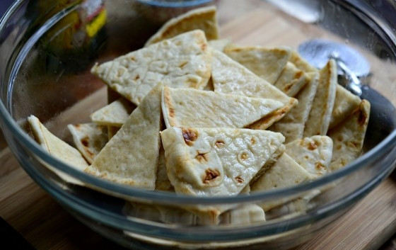 1. Этап. Чипсы из лепёшки: 3. Затем лепёшки перемешайте с маслом.