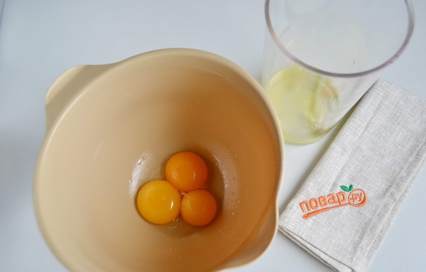 1. Этап. Креп Сюзетт (Crepe Suzette): 2. Отделите желтки от белков, положите их в высокие посудины, удобные для взбивания.