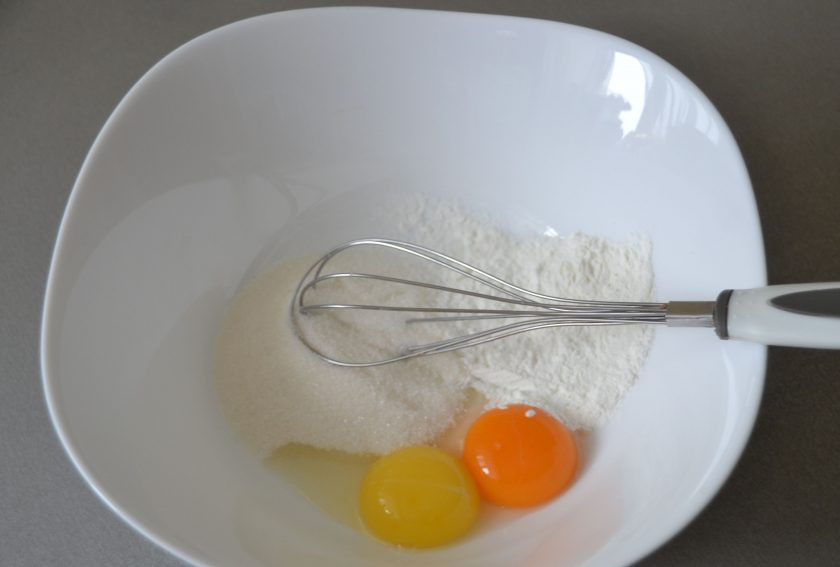 1. Этап. Фисташковые эклеры: Пока выпекаются эклеры, займитесь подготовкой крема. Для этого смешайте яичные желтки, сахар и крахмал. Молоко влейте в сотейник и нагрейте до 80 градусов.