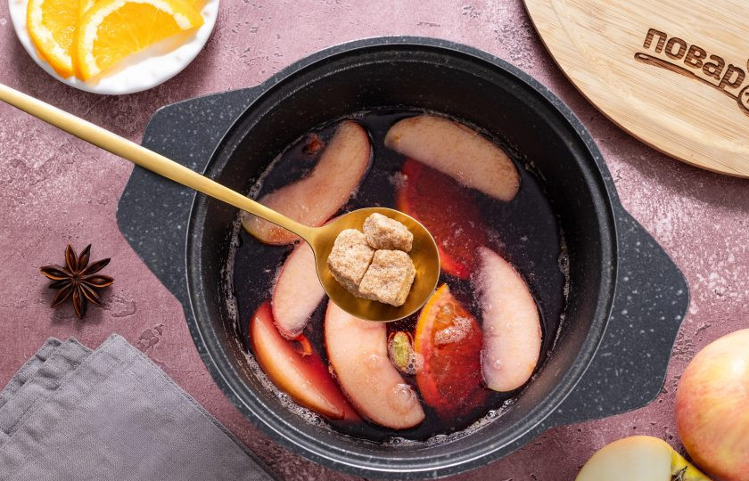 1. Этап. Глинтвейн классический: Добавьте сахар. Я использую кусковой в кубиках, но подойдет и обычный белый. Все перемешайте. Накройте крышкой и варите на медленном огне 7-9 минут. Доведите почти до кипения. Затем снимите с плиты и дайте настояться еще 15-20 минут.