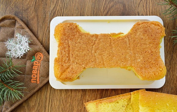 1. Этап. Тортик Косточка: Обрежьте бисквит и придайте ему форму косточки. Разрежьте его вдоль на 2 коржа.