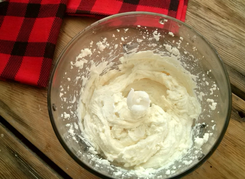 1. Этап. Творожно-малиновый десерт: Творог, 4 ст.л. сахара и ванилин взбейте в блендере до кремообразной консистенции.