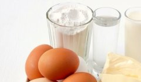 1. Этап. Заварное тесто на молоке: 1. Заварное тесто готовить совсем не сложно. Этот рецепт классический, и нам понадобятся молоко, вода, мука, яйца и сливочное масло.