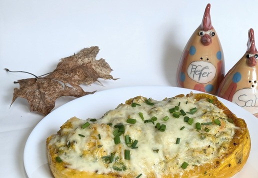 1. Этап. Тыква, фаршированная креветками и сыром: Дать немного остыть и подавать. Кстати, можно кушать и холодной, мне даже больше нравится, так как сырная начинка лучше держит форму.