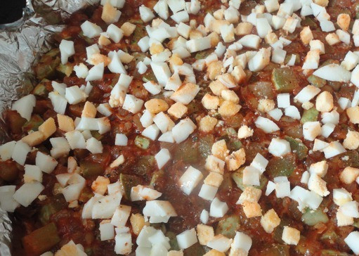 1. Этап. Кабачки по-итальянски: 7. Выкладываем на фольгу наши кабачки в соусе и посыпаем сверху их нарубленным варенным яйцом. Солим и перчим, если не хватает.