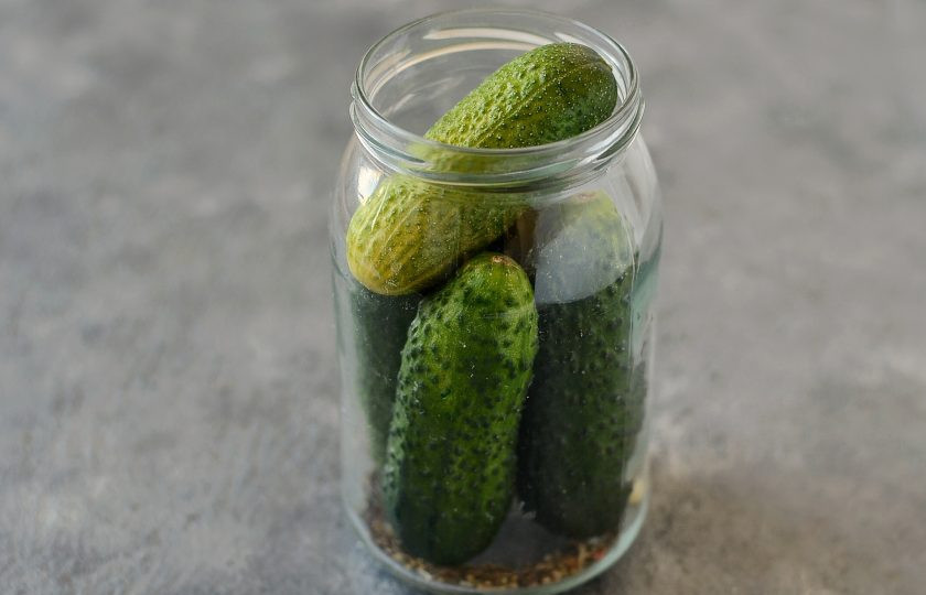 1. Этап. Бродячие огурцы: Затем как можно плотнее заполните банку огурцами.