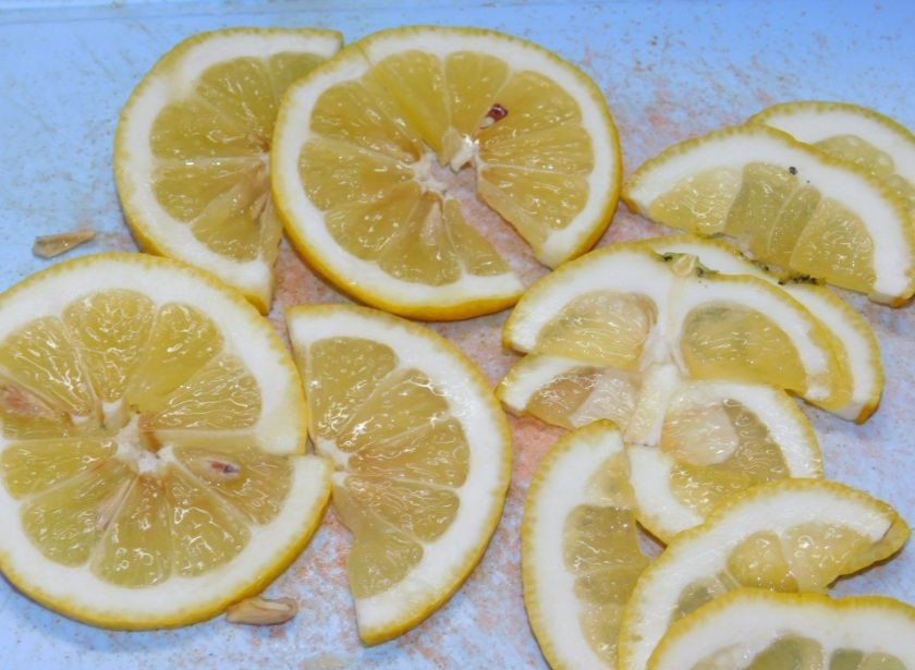 1. Этап. Мятное варенье: Затем добавьте нарезанные лимоны. Проварите все вместе 10 минут, измельчите все блендером и оставьте на сутки.