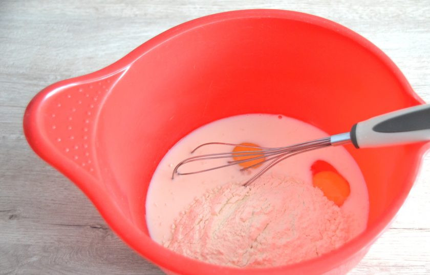 1. Этап. Голландские блины: Влейте молоко, всыпьте муку, взбейте венчиком, чтобы не осталось комочков.