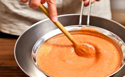 1. Этап. Клубничный гаспачо: Процеживаем через сито. Все! :)