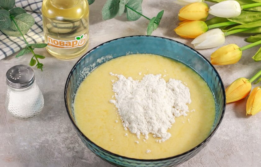1. Этап. Манно-яблочный пирог Сочный: Всыпьте пшеничную муку и разрыхлитель, вмешайте ее в кефирную массу.