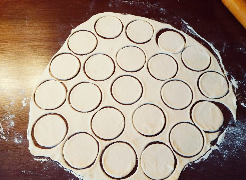 1. Этап. Цзяоцзы: На раскатанном тесте вырежьте кружочки. Я беру тонкий стакан и с его помощью вырезаю, очень удобно. Размер средний, примерно по 15 см.