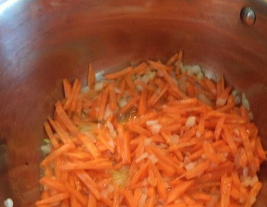 1. Этап. Лагман с фасолью: 1. В кастрюле с толстыми стенками прогреваем масло, обжарим в нем лук с морковью.
