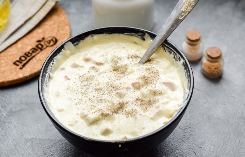 1. Этап. Быстрый пирог с колбасой: По желанию добавьте специи и зелень.