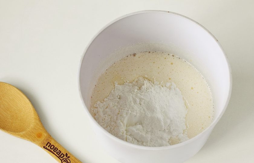 1. Этап. Бисквит с цукатами: Добавьте ванилин, муку, крахмал и разрыхлитель.