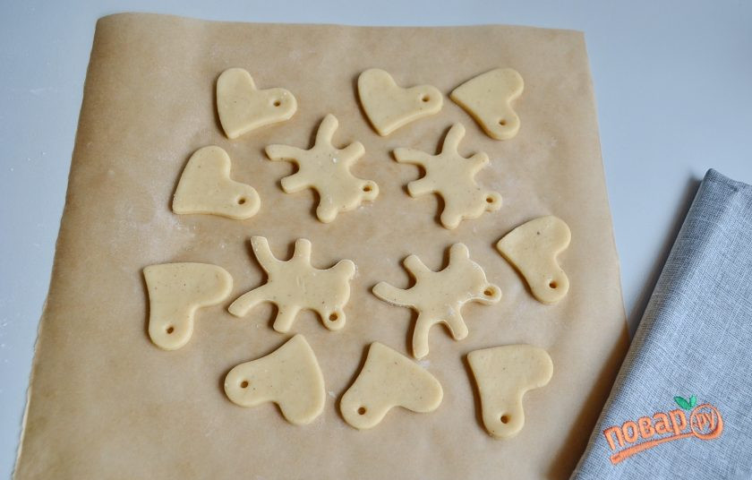 1. Этап. Печенье Елочные игрушки: Можно сделать дырочки сразу с помощью той же трубочки. Потом выпекайте печенье.