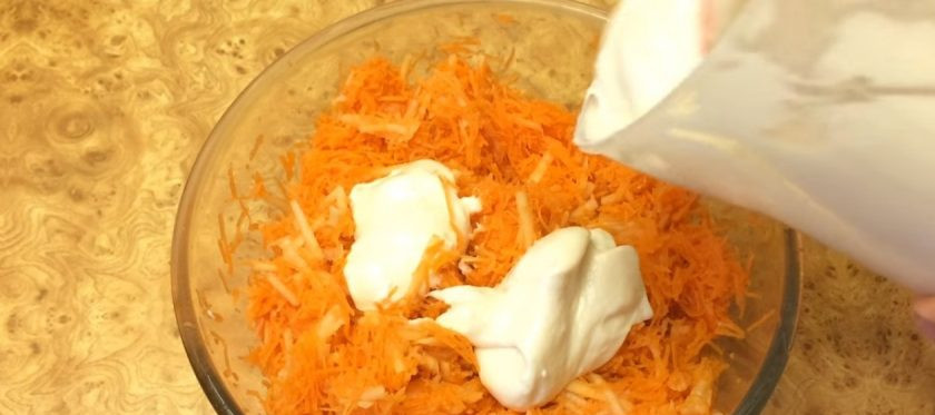 1. Этап. Морковный салат с чесноком, яблоками и майонезом: 2. Переложите морковь с чесноком в миску и натрите на крупной терке очищенные от кожуры яблоки. Выложите яблоки в морковно-чесночную смесь. Перемешайте до однородности и добавьте майонез.