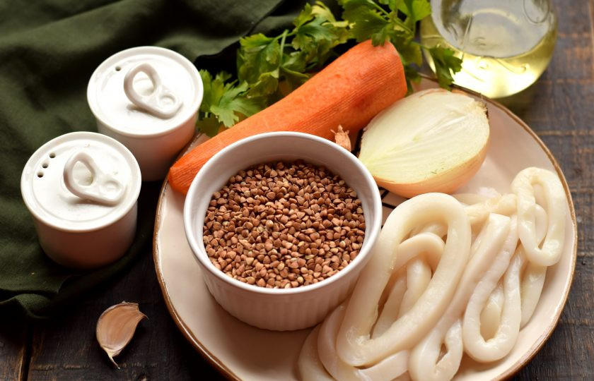 1. Этап. Гречка с кальмарами: Подготовьте необходимые ингредиенты для приготовления блюда.