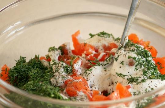 1. Этап. Рулет с семгой и зеленью: Смешиваем семгу со сметаной и зеленью, добавляем перец по вкусу.
