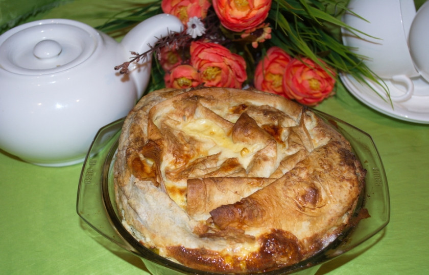 1. Этап. Ачма из лаваша с творогом: Смешайте 2 яйца со 100 мл. молока. Взбейте. Вылейте эту массу на лаваш. Поставьте форму с ачмой в духовку, и запекайте блюдо до готовности. Температура нагрева 180-200 градусов, а время запекания от 20 до 30 минут.