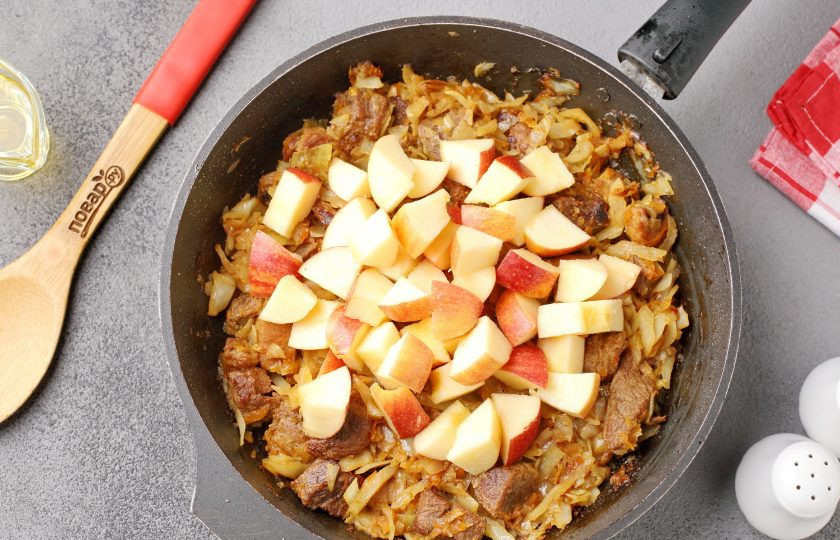 1. Этап. Мясо тушеное с капустой и яблоками: За 5-10 минут до готовности добавьте нарезанные кубиками яблоки.