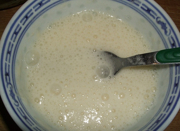 1. Этап. Баклажаны по-китайски в кляре: 2.Для кляра слегка взбить яичный белок, добавить немного крахмала. Тесто не должно быть ни слишком тонким, ни слишком толстым.