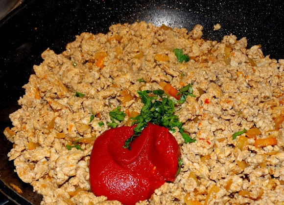 1. Этап. Стручковая фасоль с мясом: Затем добавьте фарш и тушите пару минут. Когда мясо приготовится, добавьте томатное пюре и нарезанный любисток, приправьте солью и перцем по вкусу.