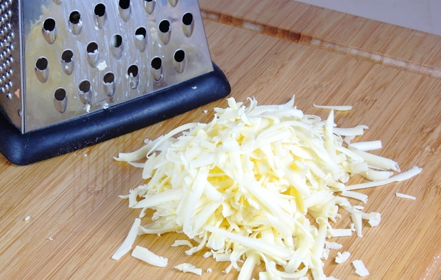 1. Этап. Картофель тушеный в горшочке: сыр натереть на терке.