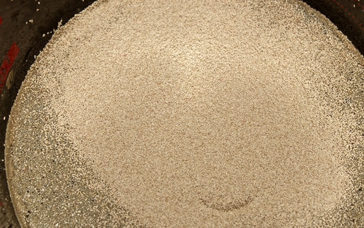 1. Этап. Пирожки с капустой на сдобном тесте: 1. Налейте в большую миску полстакана теплой воды, добавьте в нее 1 столовую ложку сахара и дрожжи.