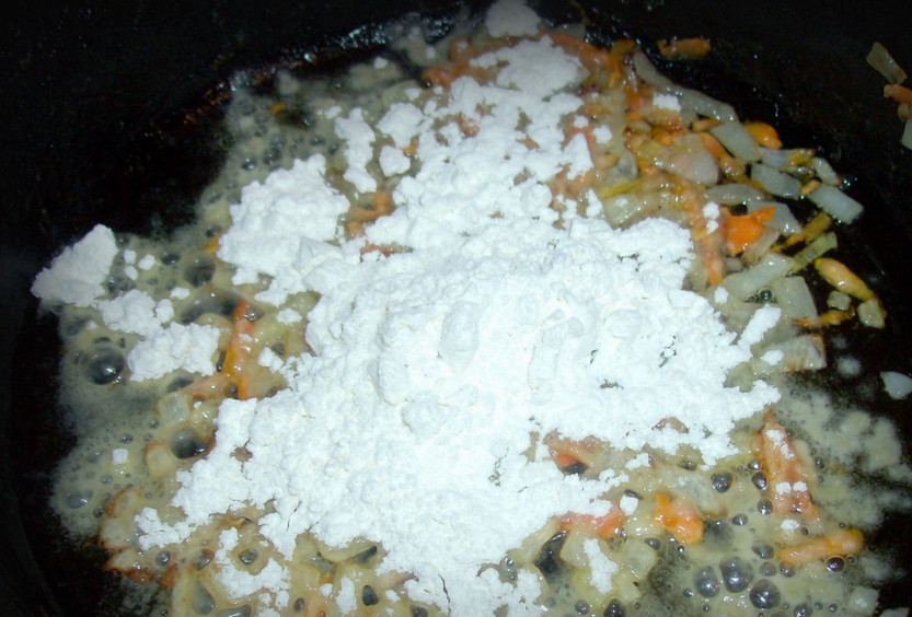 1. Этап. Соус для тефтелей из сливок: 1. Лук и морковь измельчим и обжарим на растительном масле. Как зарумянятся - всыпаем муку и обжарим все вместе.