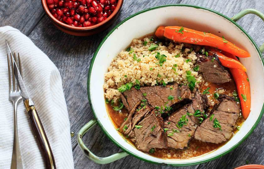 1. Этап. Говядина по-мароккански: 4. Достаньте готовое мясо из кастрюли и накройте его фольгой, процедите образовавшийся соус, по вкусу посолите и поперчите, добавьте лимонный сок. Запарьте кускус, мясо разберите на волокна. Подавайте мясо вместе с кускусом, соусом и украсьте зеленью.