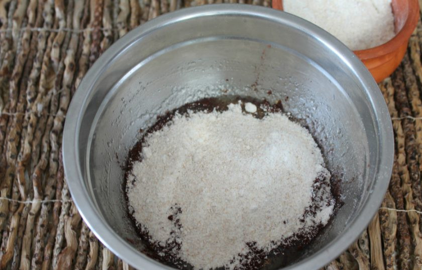 1. Этап. Пряники на рассоле от огурцов: Небольшими порциями добавляем цельнозерновую муку и замешиваем тесто.