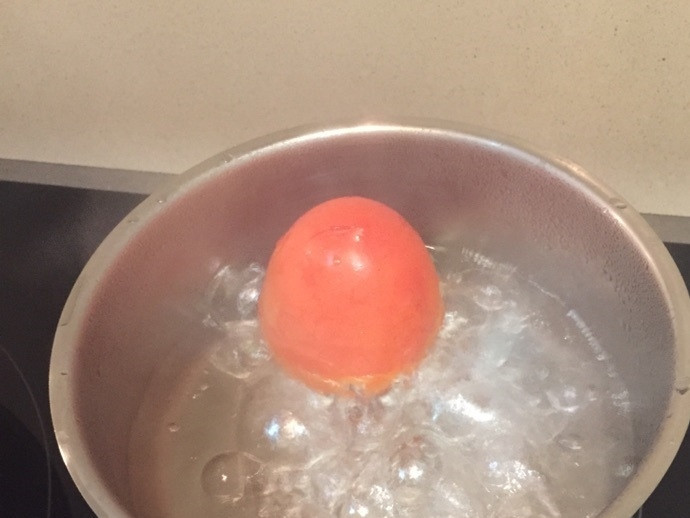 1. Этап. Гуакамоле по-домашнему: 1. В кастрюле доведите воду до кипения, отправьте в нее помидор и варите его 30-40 секунд, затем удалите.