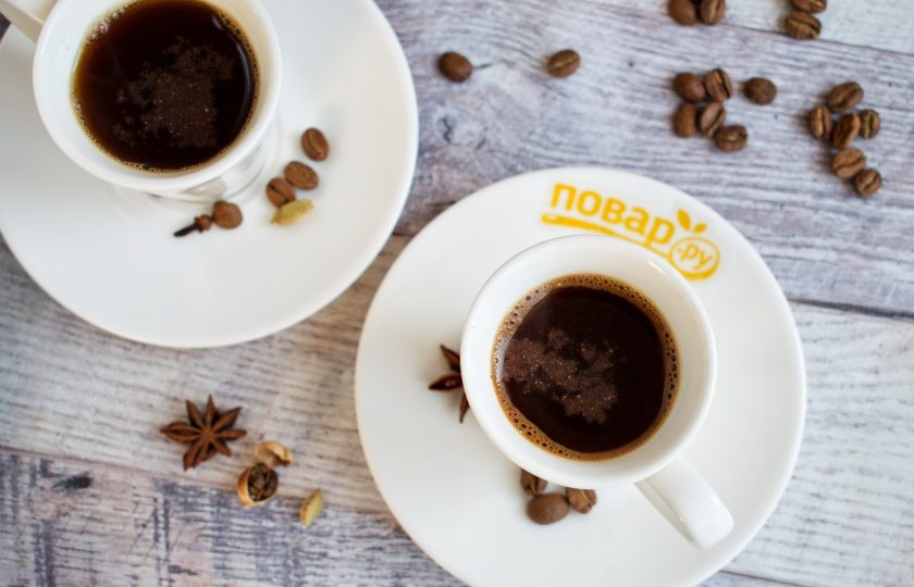 1. Этап. Кофе по-восточному: Тонкой струйкой вылейте кофе в чашки вместе с гущей. Подавать можно с ледяной водой, медом или финиками.