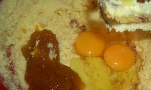 1. Этап. Имбирное печенье со свежим имбирем: 2. Масло (маргарин) заранее достаем из холодильника. Размягченное масло (маргарин) соединяем с сахаром и перемешиваем до получения абсолютно однородной массы. Добавляем яйца, жидкий мед и имбирь, перемешиваем.