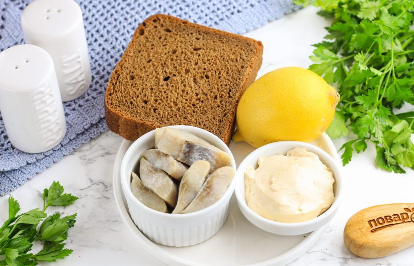 1. Этап. Канапе с селедкой и лимоном: Подготовьте указанные ингредиенты. По желанию можете дополнить их красным или зеленым луком.