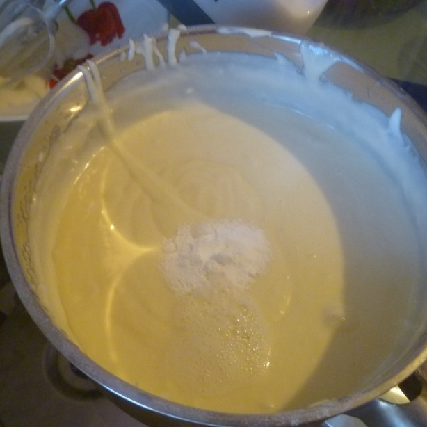 1. Этап. Кексы проще простого: Затем в нашу массу мы добавляем 1 ч. ложку соды и гасим ее уксусом.