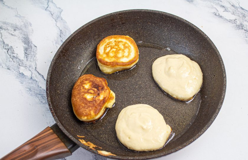 1. Этап. Ванильные оладьи: Сковороду хорошо нагрейте, налейте часть масла. В хорошо разогретое масло выкладываем тесто. На одну оладью уходит одна полная столовая ложка теста. Жарьте с двух сторон, примерно по пару минут с каждой стороны. Нагрев должен быть умеренным.