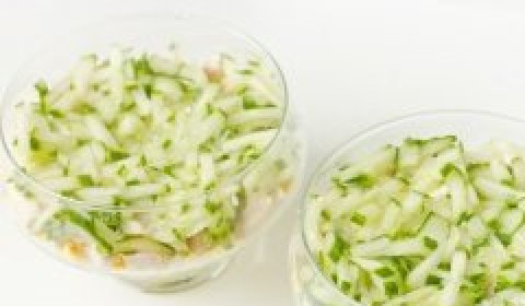 1. Этап. Салат с курицей в креманках: Следующий слой — нарезанный огурец. Этот слой немного солим.