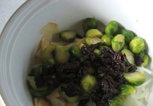 1. Этап. Салат из брюссельской капусты: Чернослив нарезать и добавить в салат.