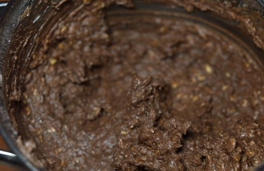 1. Этап. Печенье со злаками: 5. В миску к маслу добавляю яично-сметанную смесь с сухими ингредиентами, замешиваю тесто, оно получается густым и устойчивым.