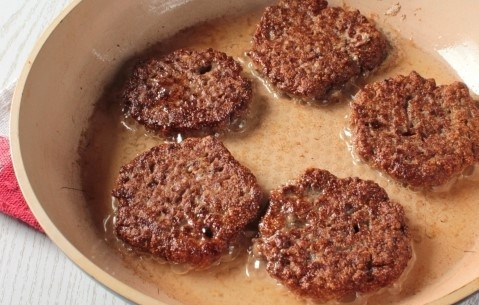 1. Этап. Печеночники с манкой: 4. Получившаяся заготовка должна напоминать тесто как на густые оладьи. Разогрейте сковородку. Ложкой выкладывайте фарш в разогретое постное масло. Обжаривайте с двух сторон до готовности.