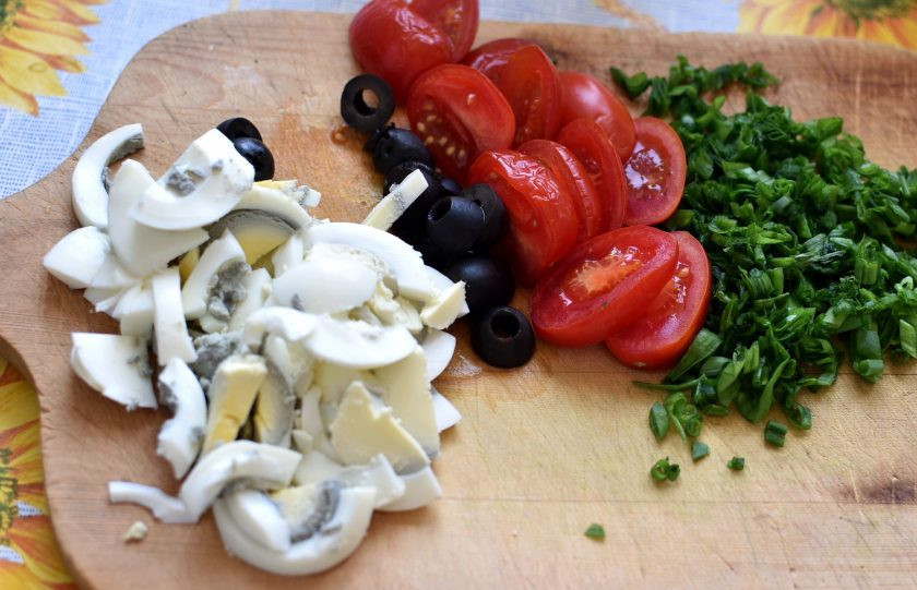 1. Этап. Наливной пирог с тунцом и помидорами в мультиварке: Для начинки нарежьте яйца и помидоры ломтиками, маслины разрежьте пополам, лук измельчите. Слейте заливку с тунца, поломайте рыбу крупными кусочками.