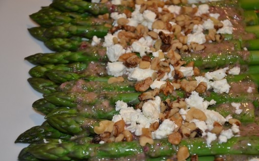1. Этап. Салат со спаржей, орехами и фетой: 4. Заправку можно сразу вылить на спаржу, дополнить орехами и сыром и подавать к столу.