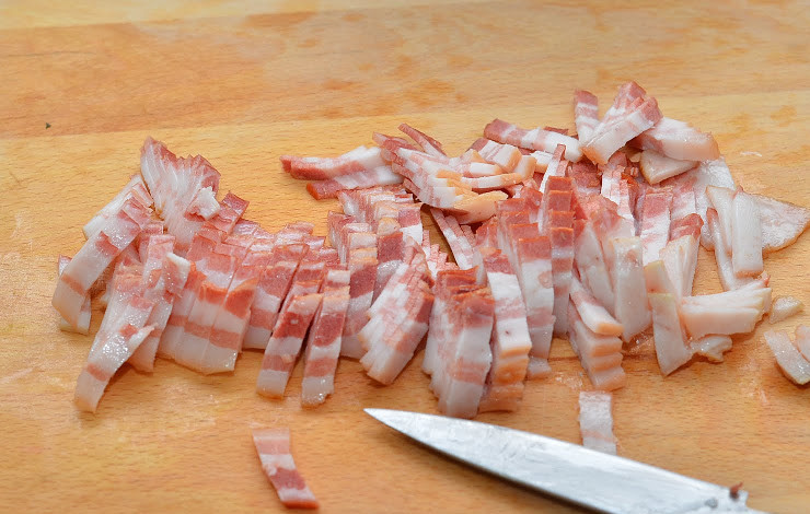 1. Этап. Минестроне с беконом: Бекон режем небольшими полосками.