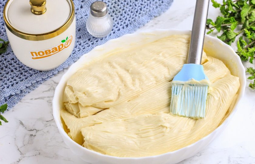 1. Этап. Болгарская баница: Смажьте форму для запекания сливочным маслом и выложите в нее приготовленный рулет. Таким же образом скатайте еще два рулета и выложите их в форму. Смажьте их сливочным маслом.