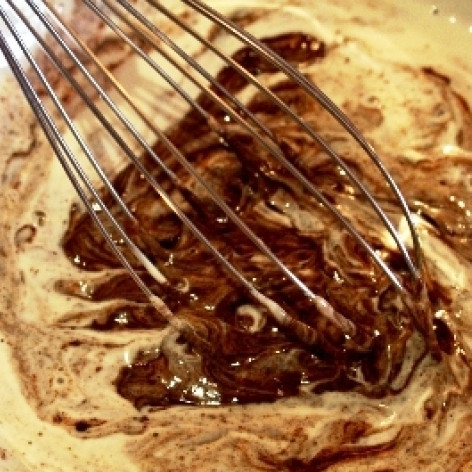 1. Этап. Торт Брауни: Постоянно помешивая, доводим шоколадно-сливочную смесь до кипения. Как только закипит - снимаем с огня.