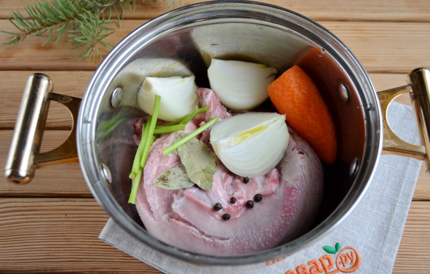1. Этап. Заливное из языка на Новый Год: Очистите овощи, луковицу порежьте на 4 части. В кастрюлю сложите овощи, язык, лавровый лист и перец горошком. Если есть корень петрушки или палочки, положите и их. Через минут 10 палочки можно убрать, они дадут дополнительный вкус и аромат. Залейте холодной водой и доведите до кипения. Варите 1 час. Через час уберите лук и морковь, лавровый лист, посолите язык и варите еще 1 час (до мягкости).